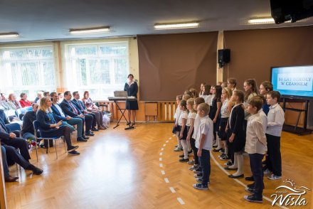 Uczniowie w czasie występów na jubileuszu